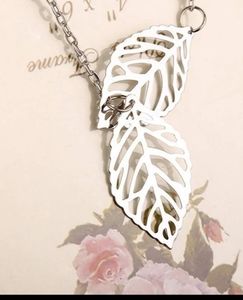 NWT   Two  leaves Boho minimalistic Lariat  Necklace.